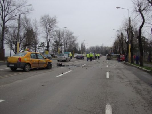 Haos în staţiunea Mamaia: patru maşini au intrat în coliziune şi una s-a răsturnat - vezi galerie foto
